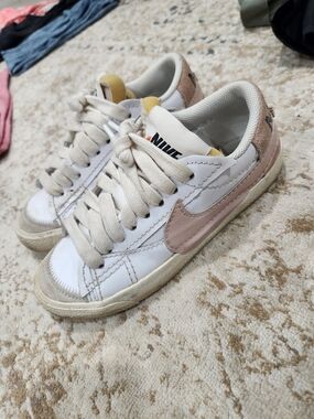 Nike Women’s Low-Top Sneakers White with Blush Pink and Beige Accents